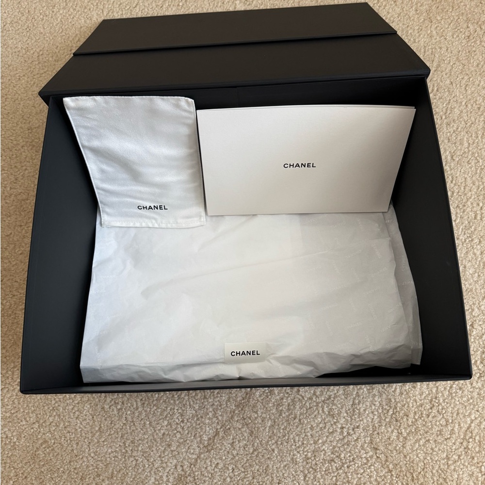 CHANEL Black and White Accessory Packaging - Picture 6 of 11